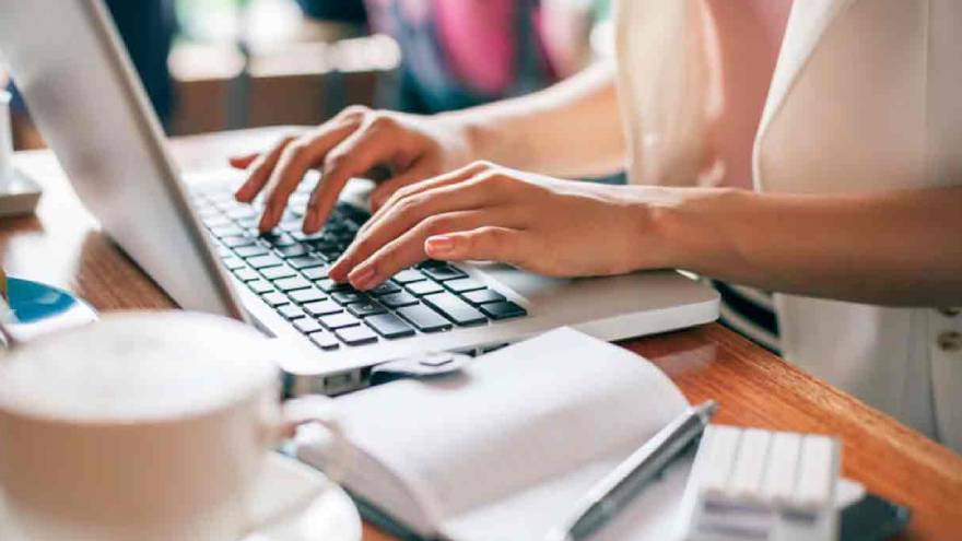 La norma establece cuáles son las formas de contratación