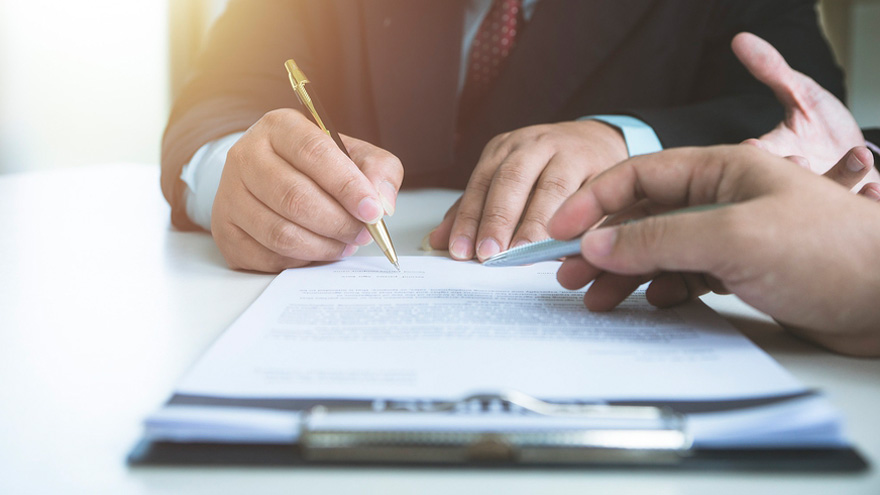 De acuerdo a la sentencia, en los casos de tercerización, solo la empleadora está obligada a entregar el certificado de aportes y contribuciones