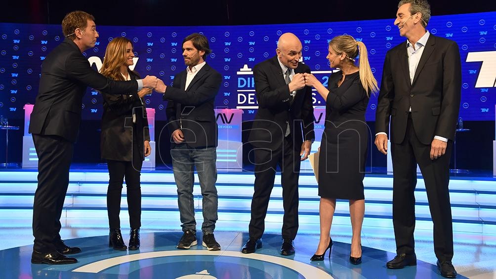 Los saludos de los candidatos (Foto: Alejandro Santa Cruz).