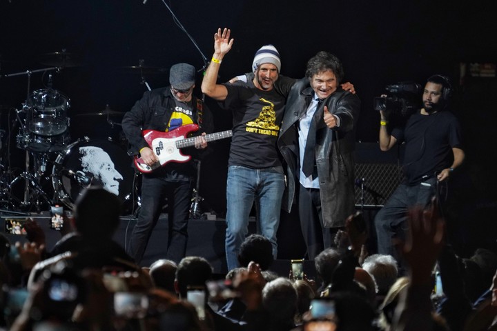 El presidente Javier Milei con el diputado y baterista Bertie Benegas Lynch, en el show. Foto Martín Bonetto