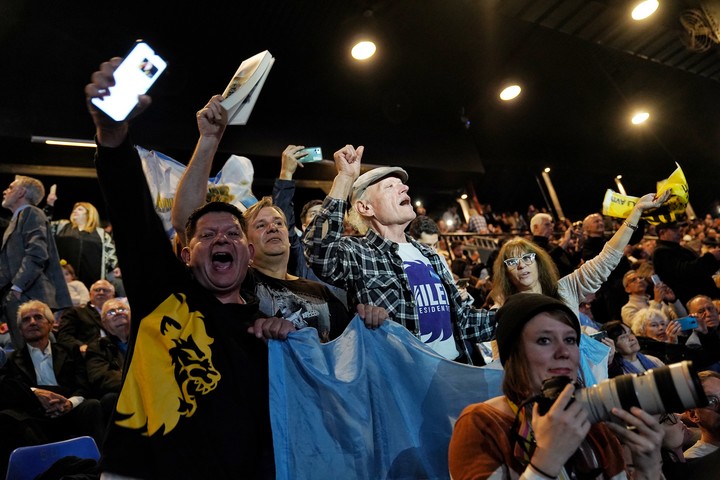Seguidores libertarios, en el Luna Park durante el show de Javier Milei. Foto Martín Bonetto