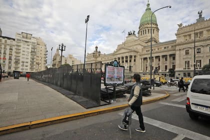 Operativo de seguridad y vallado alrededor del Congreso de la Nación, horas antes de la última sesión por la Ley Bases