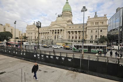 Operativo de seguridad y vallado alrededor del Congreso de la Nación, horas antes de la última sesión por la Ley Bases