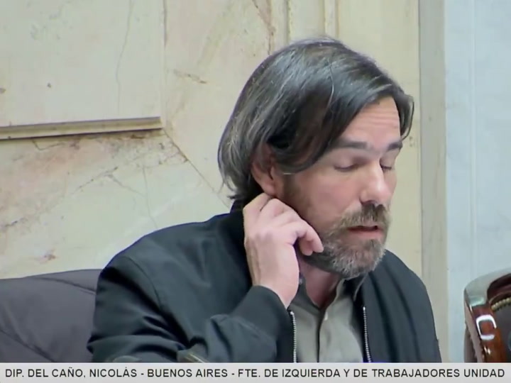 Del Caño habló de uno de los perros de Milei